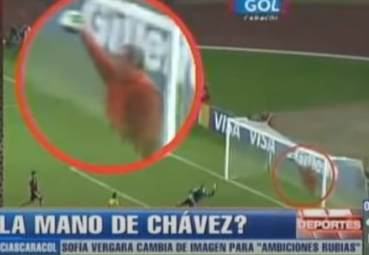 Уго Чавес спасает свою сборную от гола