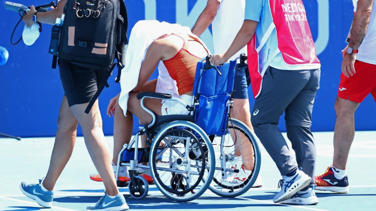 Жара в Токио “уничтожает” теннисистов. Последнюю жертву увезли на инвалидной коляске