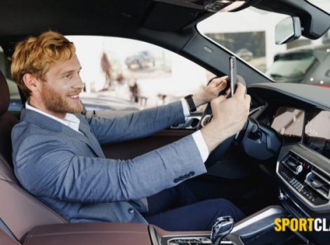 водитель за рулем авто