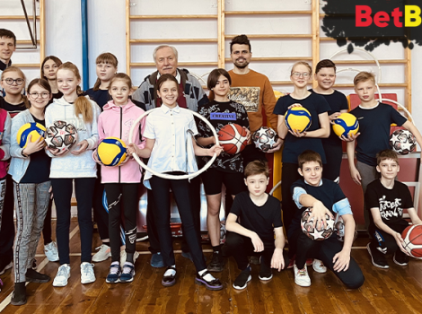 BetBoom подарил спортивный инвентарь школе из Самары