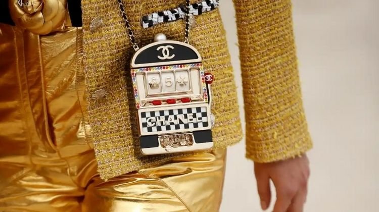 Изюминкой новой круизной коллекции Chanel стала сумочка в виде игрового автомата