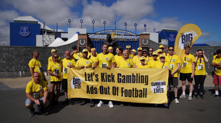 В Британии прошло шествие против спонсорства игорных брендов в футболе