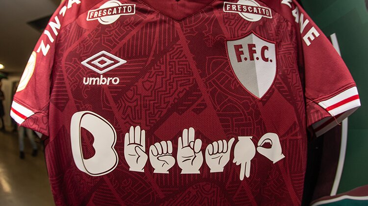 ФК «Флуминенсе» отобразил на футболке логотип беттинг-партнера на языке жестов