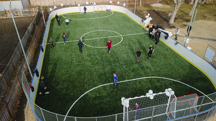 «Лига Ставок», «Созвездие Добра» и ФХР построили хоккейный корт в Свердловской области