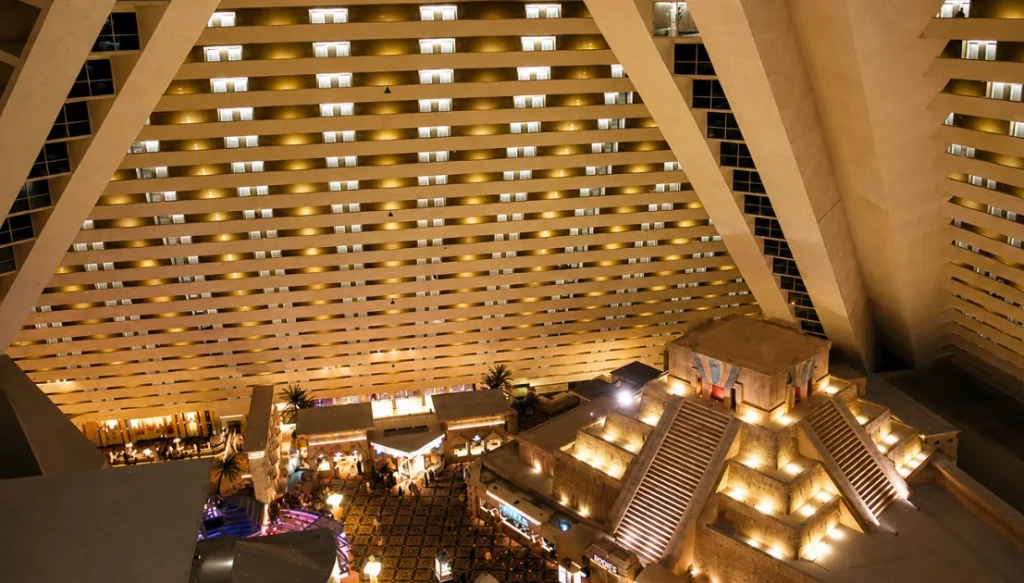 Лифты в отеле Luxor Las Vegas
