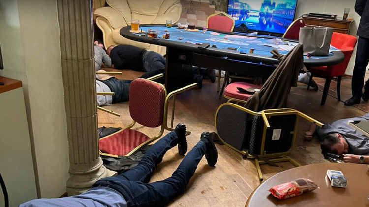 В Петербурге полицейские взяли штурмом квартиру, где два года базировался покерный клуб