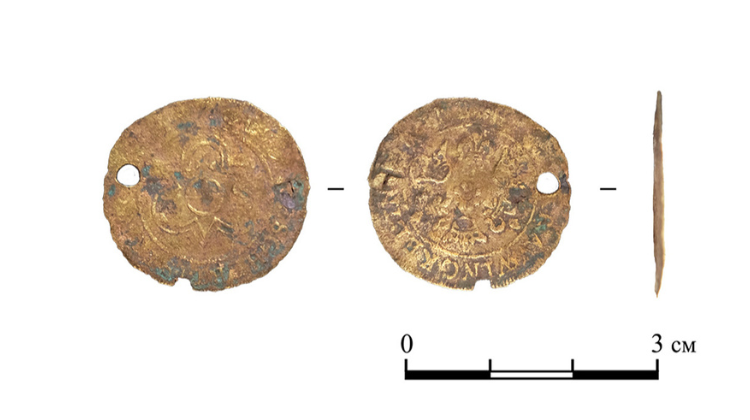 Найденный археологами в Москве старинный жетон мог использоваться для азартных игр