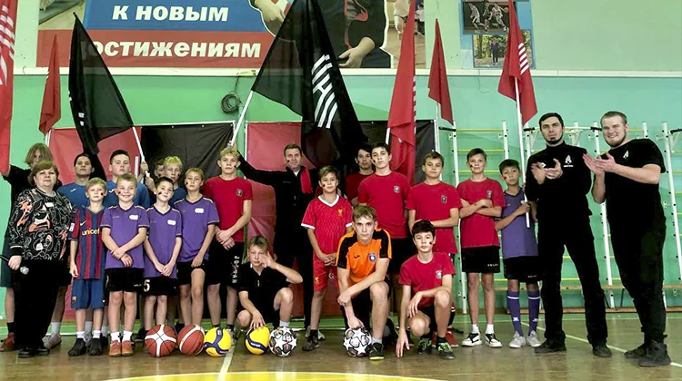 BetBoom и ФК «Амкар Пермь» подарили пермской школе спортивный инвентарь