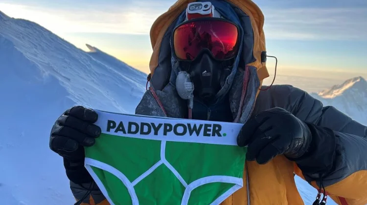 Сотрудник Paddy Power в брендированных зеленых трусах компании покорил Эверест