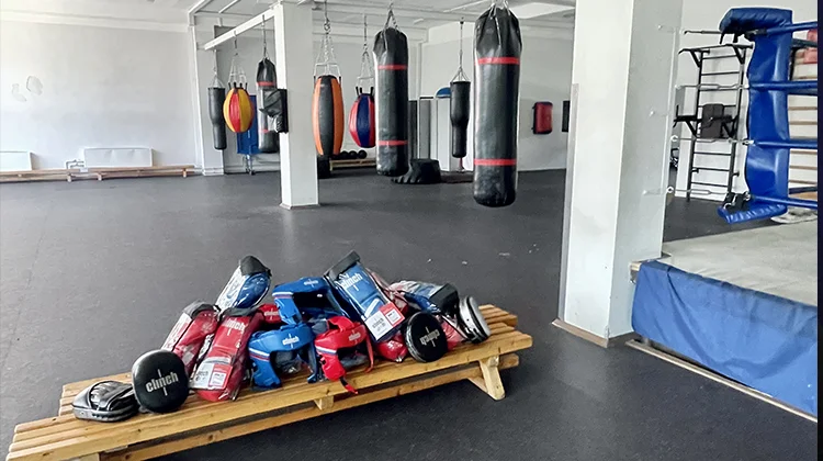 В Новосибирске прошло первое вручение боксерского инвентаря в рамках проекта от BetBoom