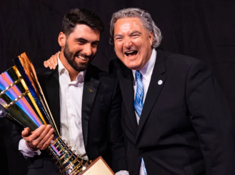 На фото: Алессандро Мессина (лучший дилер Европы-2023) и президент Европейской ассоциации казино Эрвин ван Ламбаарт.