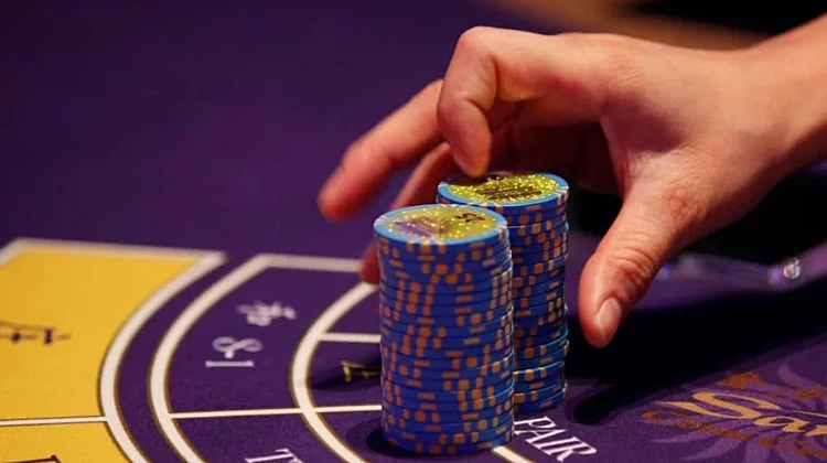 Персонал казино в Макао помог мошенникам выиграть в баккара почти $600 000
