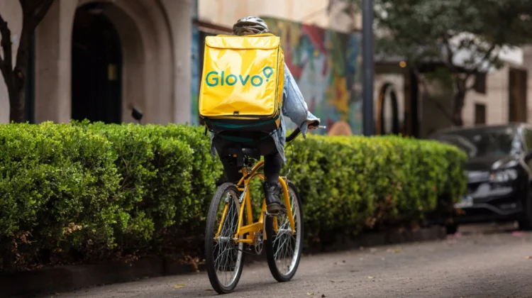 Курьеры Glovo жалуются на задержку по выплатам, которые почему-то приходят от БК Favbet