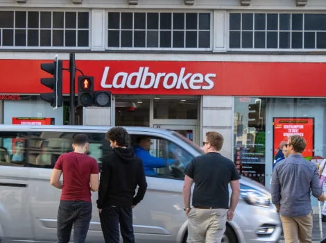 Лондон, Великобритания — пункт приёма ставок Ladbrokes центре Лондона