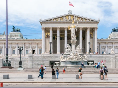 На фото: здание парламента, Вена, Австрия