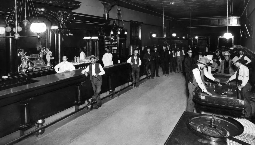 Уайатт Эрп в Arizona Club, Лас-Вегас Уайатт Эрп и Эл Джеймс в Arizona Club, Лас-Вегас