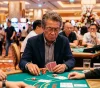 Пожилой кореец играет в казино