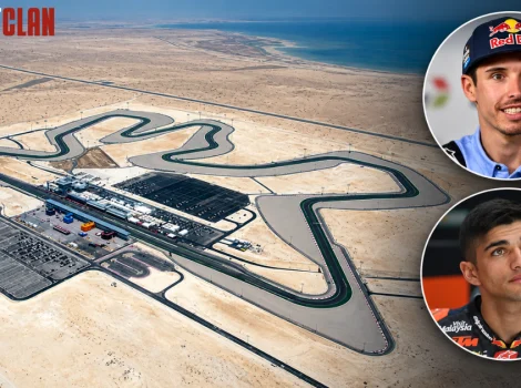 Aerial view of a desert race track with pit buildings; SPORTCLAN logo in the corner and two driver portraits on the right.”,