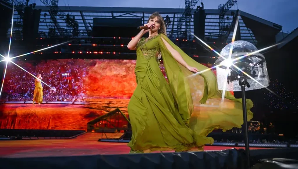 Тейлор Свифт на сцене «Энфилда» во время The Eras Tour